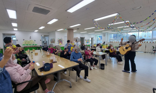 [공립명지치매전문주야간보호센터] 매주 금요일 음악치료활동 진행
