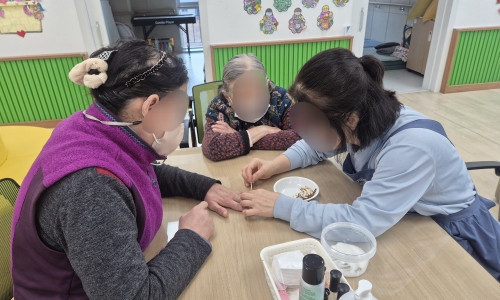 [공립명지치매전문주야간보호센터] 네일관리, 손마사지 프로그램 진행(2026.03.05)