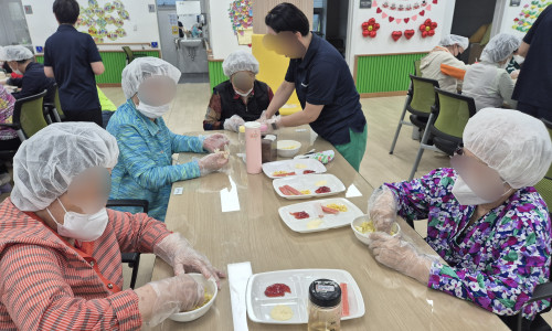 [공립명지치매전문주야간보호센터] 5월 요리활동 '고구마샐러드 샌드위치만들기' 진행(26.05.27)